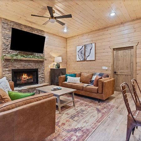 Mins To Gburg Sleeps 8 Hot Tub Arcade Area Pool Villa Гетлинбург Екстериор снимка