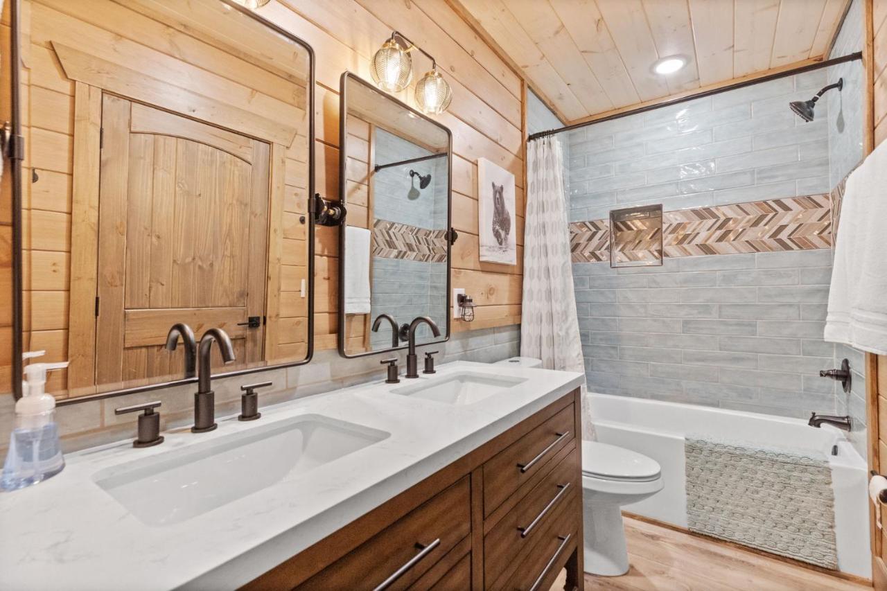 Mins To Gburg Sleeps 8 Hot Tub Arcade Area Pool Villa Гетлинбург Екстериор снимка
