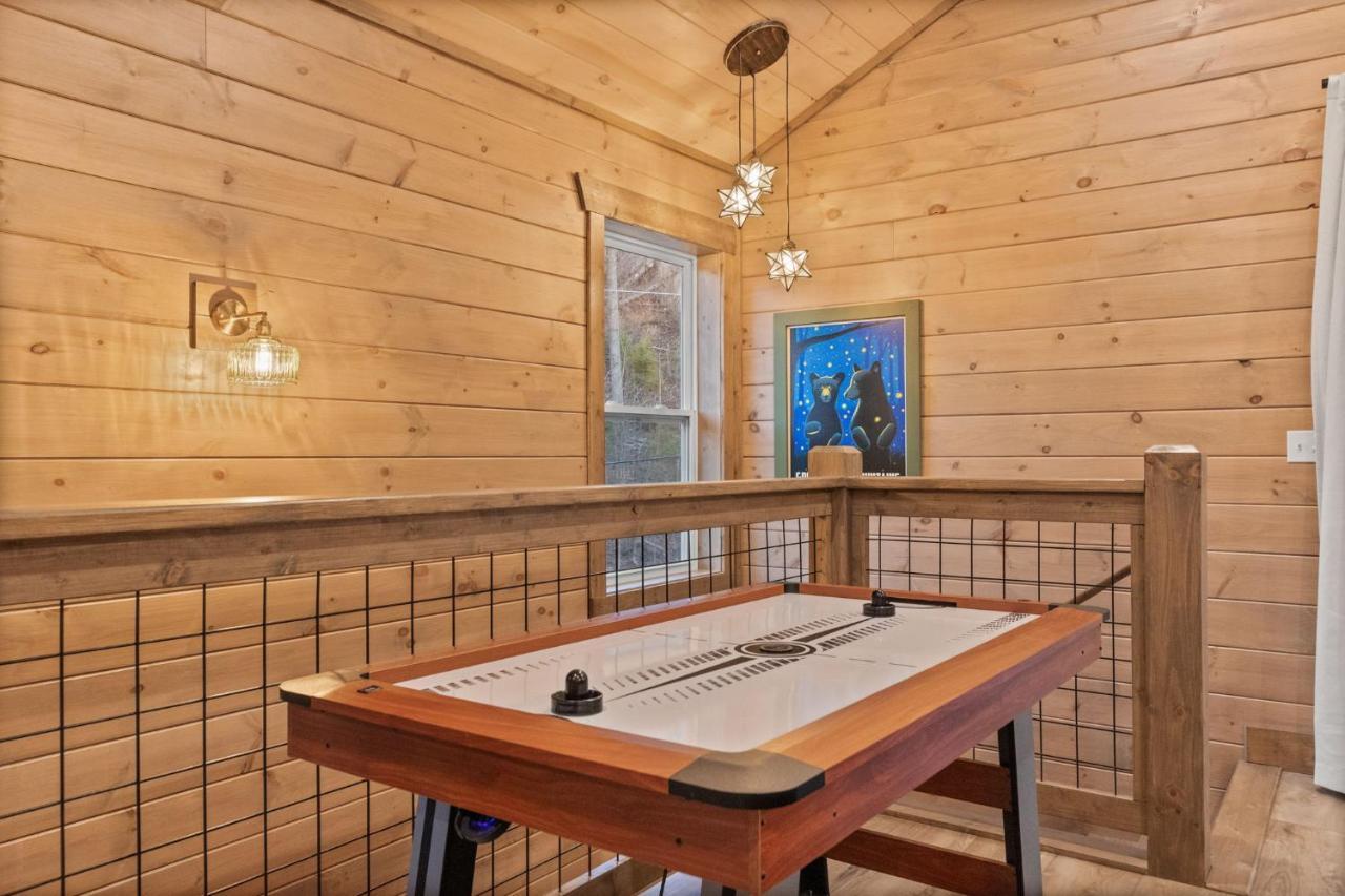 Mins To Gburg Sleeps 8 Hot Tub Arcade Area Pool Villa Гетлинбург Екстериор снимка